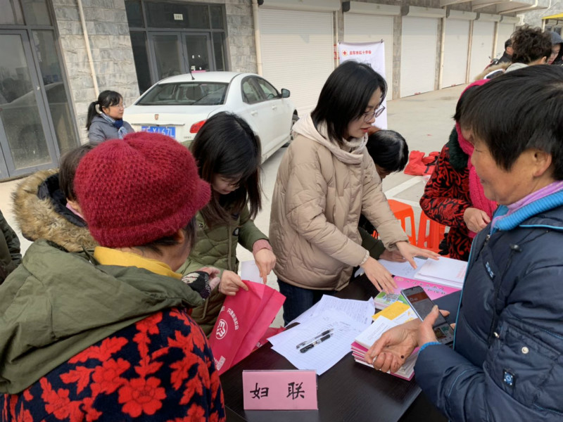 启东市妇联"三下乡"为老百姓送法律,送政策,送温暖