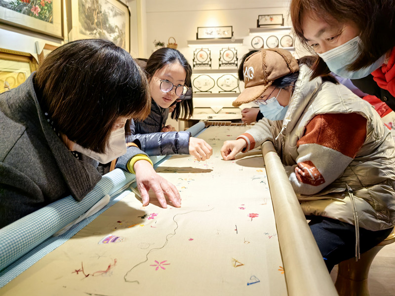 南通市海门区海门街道通源路社区妇联开展苏绣研学活动.jpg 南通市海门区海门街道通源路社区妇联开展苏绣研学活动.jpg