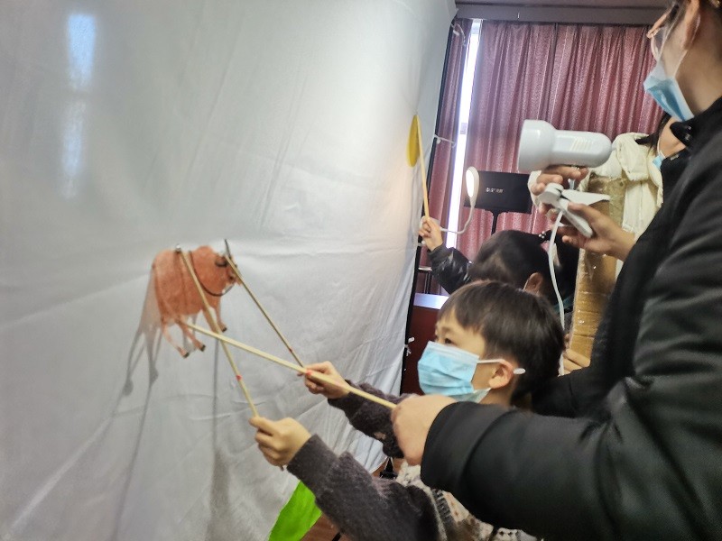 孩子们参与皮影戏.jpg
